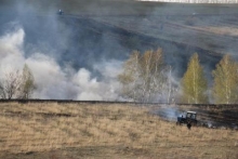 Черное облако от горящих отходов уже несколько часов сносит на Нижнекамск